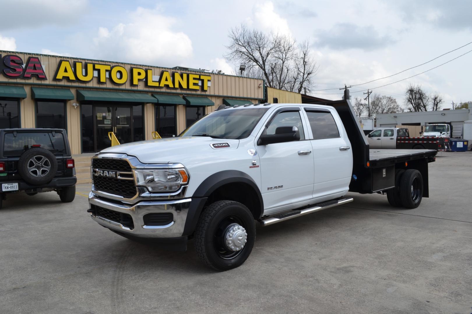 2021 WHITE /BLACK RAM SLT 4500 with an CUMMINS 6.7L TURBO DIESEL engine, AISIN A465 6SPD AUTOMATIC transmission, located at 9172 North Fwy, Houston, TX, 77037, (713) 910-6868, 29.887470, -95.411903 - Photo#0